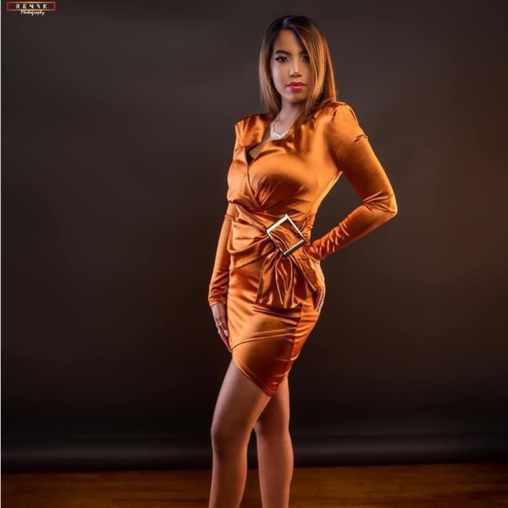 Dress size small, wore it only for my photoshoot.